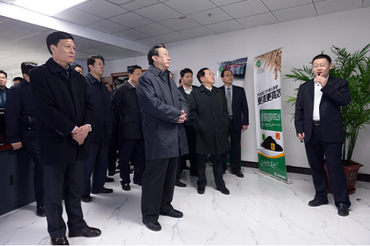 时任河南省省委书记郭庚茂（前排左二）、省长谢伏瞻（前排左一）莅临好色先生TV免费下载集团指导工作