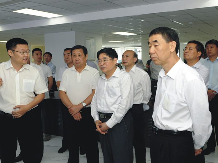 农村工作领导小组副组长袁纯清（右二）一行莅临好色先生TV免费下载园农资交易平台考察调研
